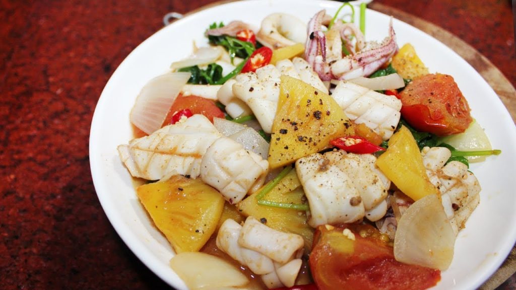 che-bien-muc-xao-chua-ngot